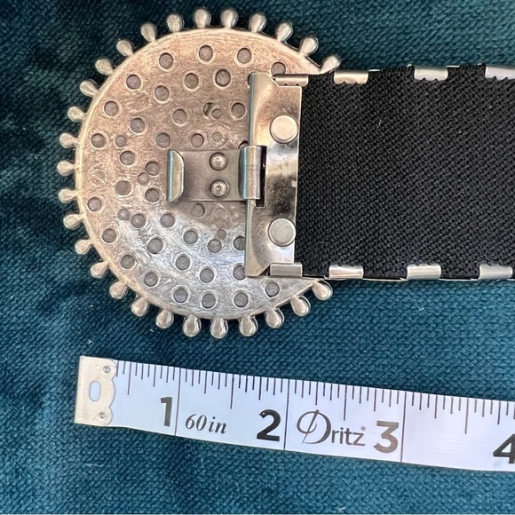 VINTAGE 70’s STYLE PRESSED METAL ARTICULATED BELT ONYX MEDALLION - Picture 6 of 9